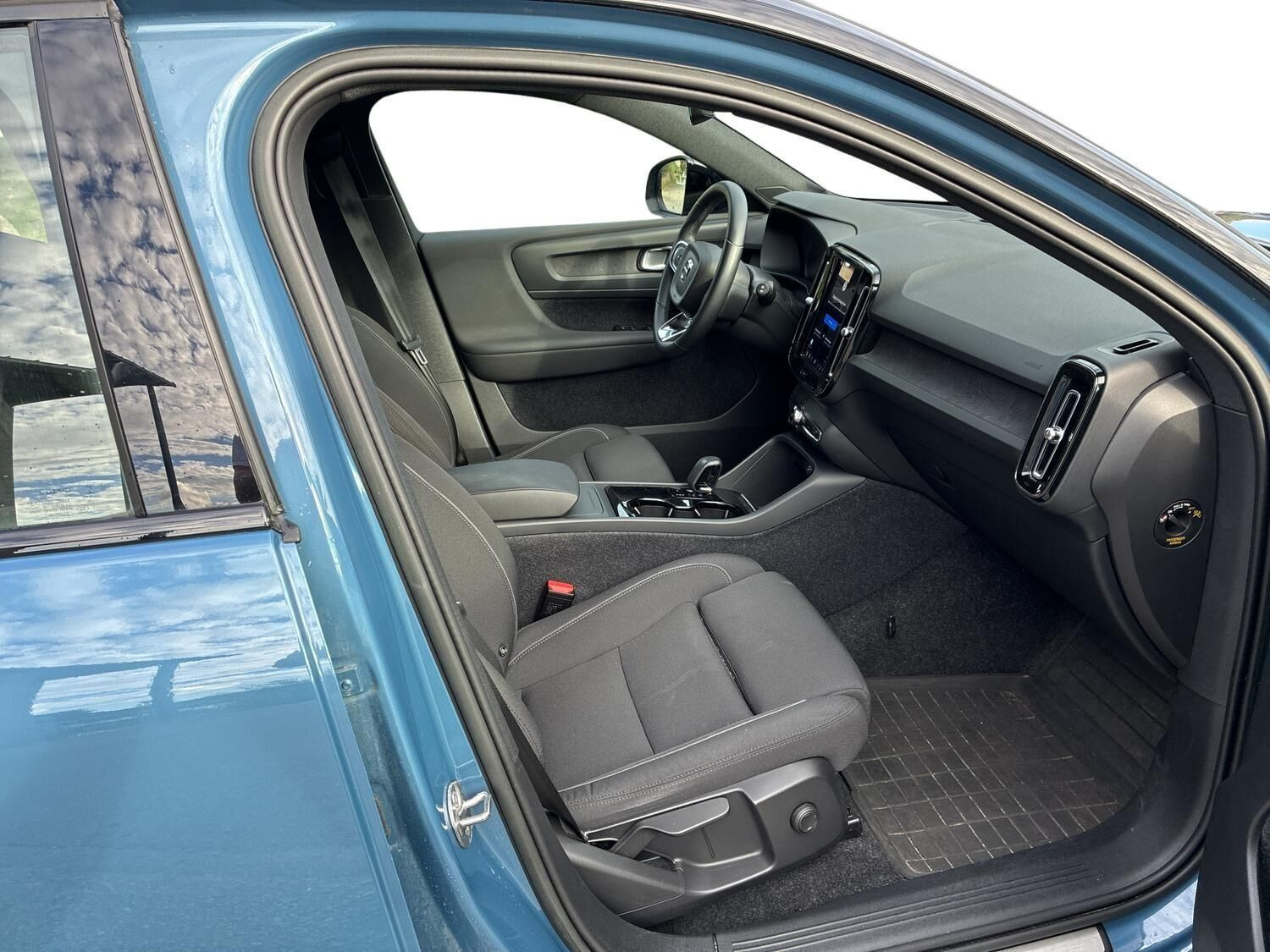 Blå Volvo XC40 fra 2023