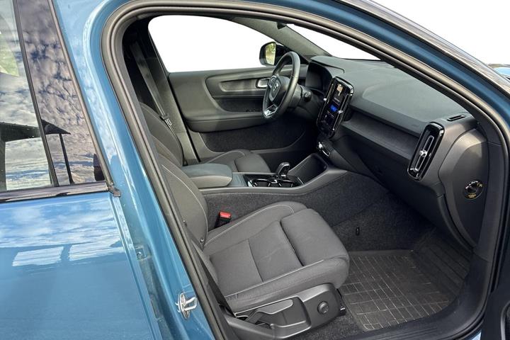 Blå Volvo XC40 fra 2023