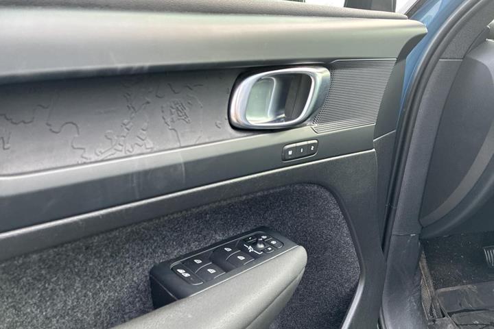 Blå Volvo XC40 fra 2023