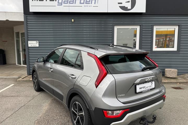 Grå Kia Niro fra 2023