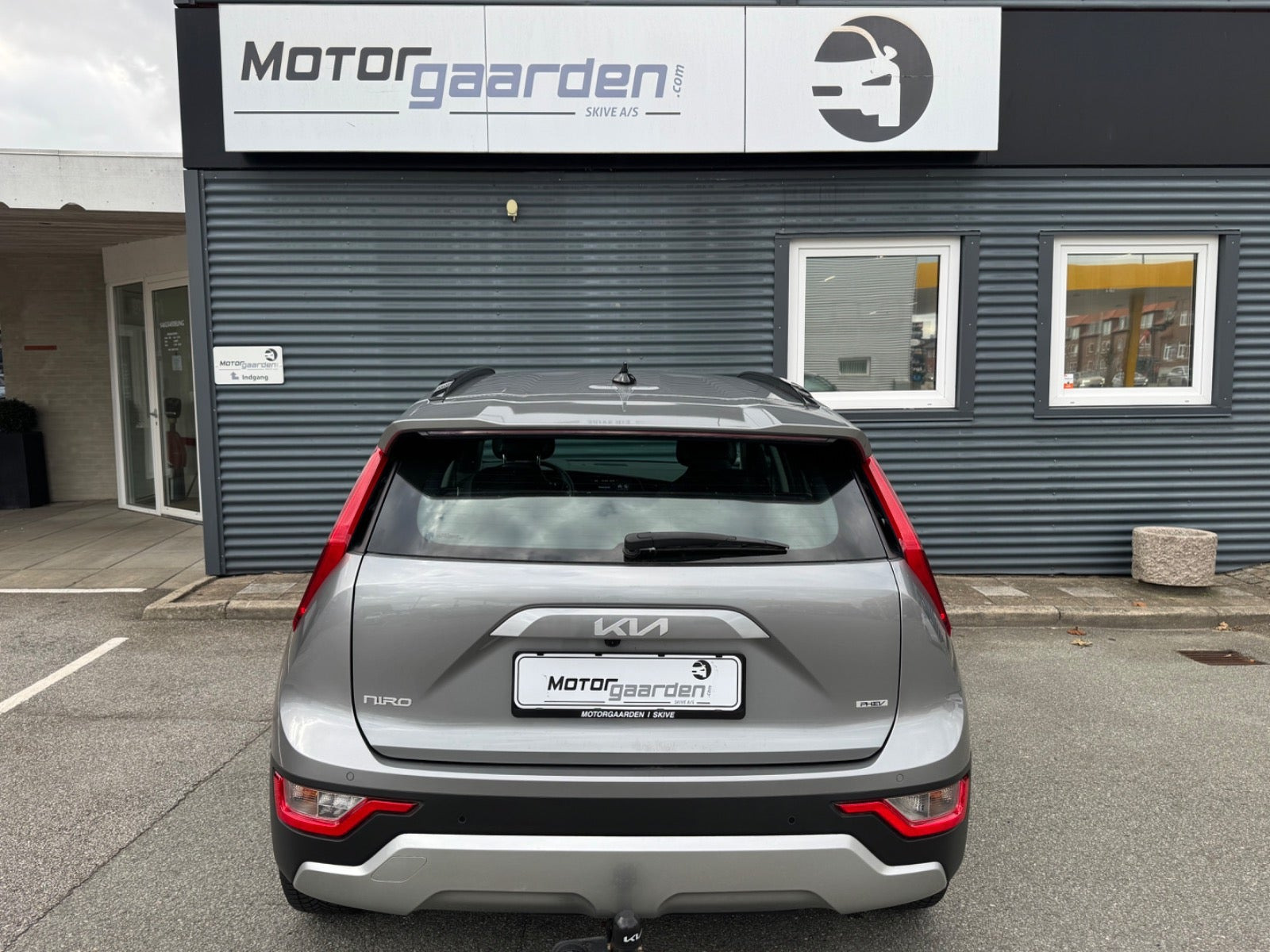 Grå Kia Niro fra 2023