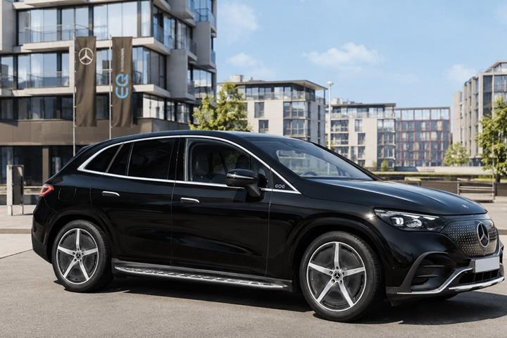 Sort Mercedes EQE500 SUV fra 2026