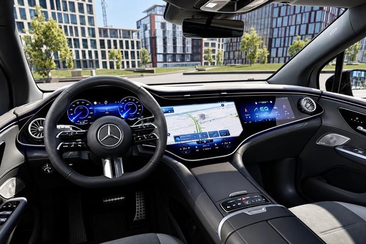 Sort Mercedes EQE500 SUV fra 2026