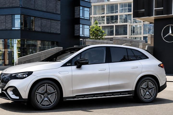 Sølv Mercedes EQE500 SUV fra 2026