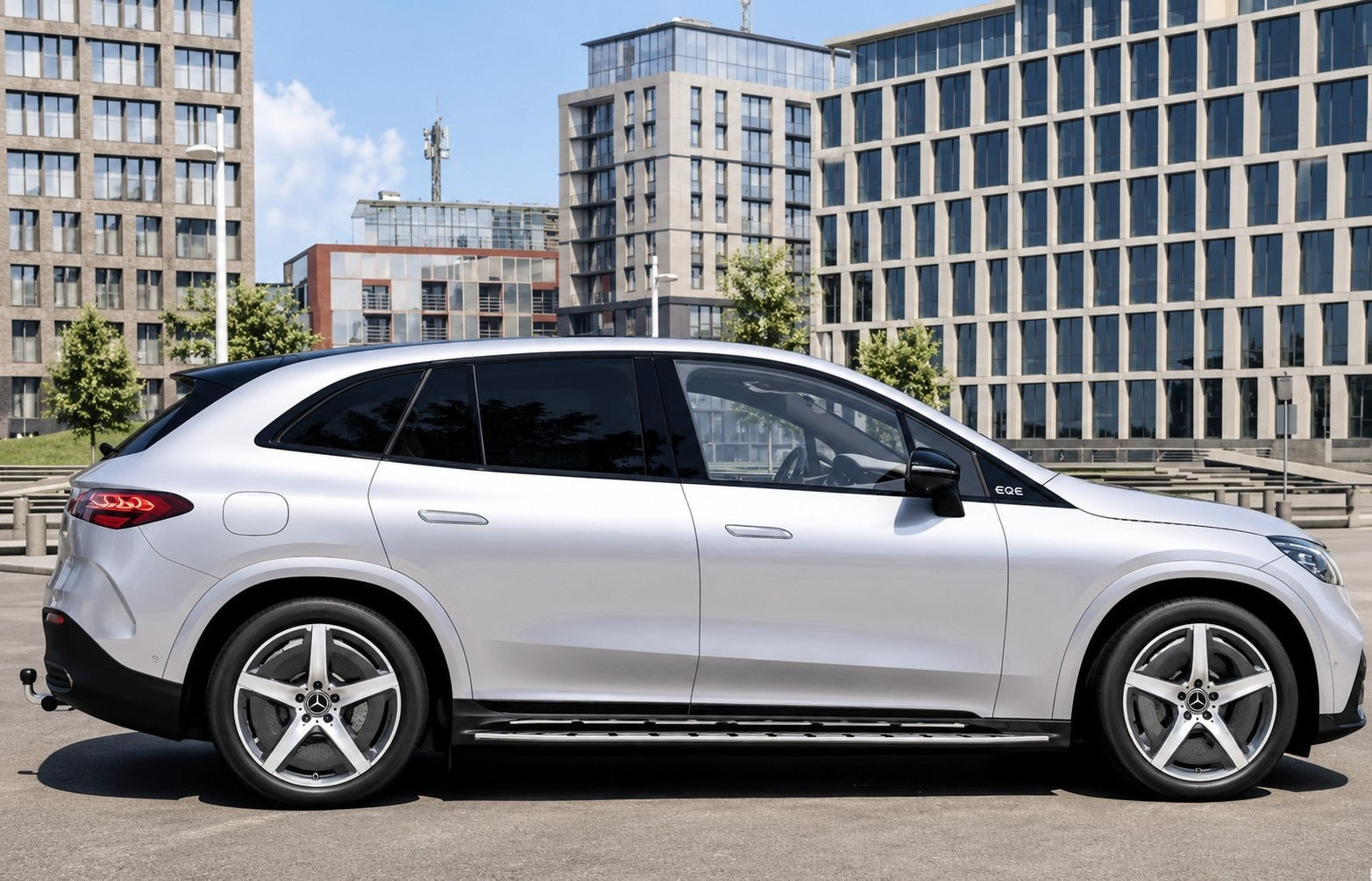 Sølv Mercedes EQE500 SUV fra 2026