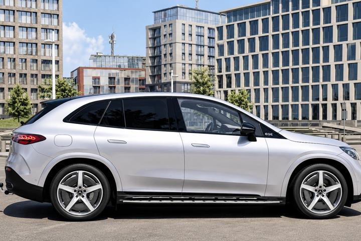 Sølv Mercedes EQE500 SUV fra 2026
