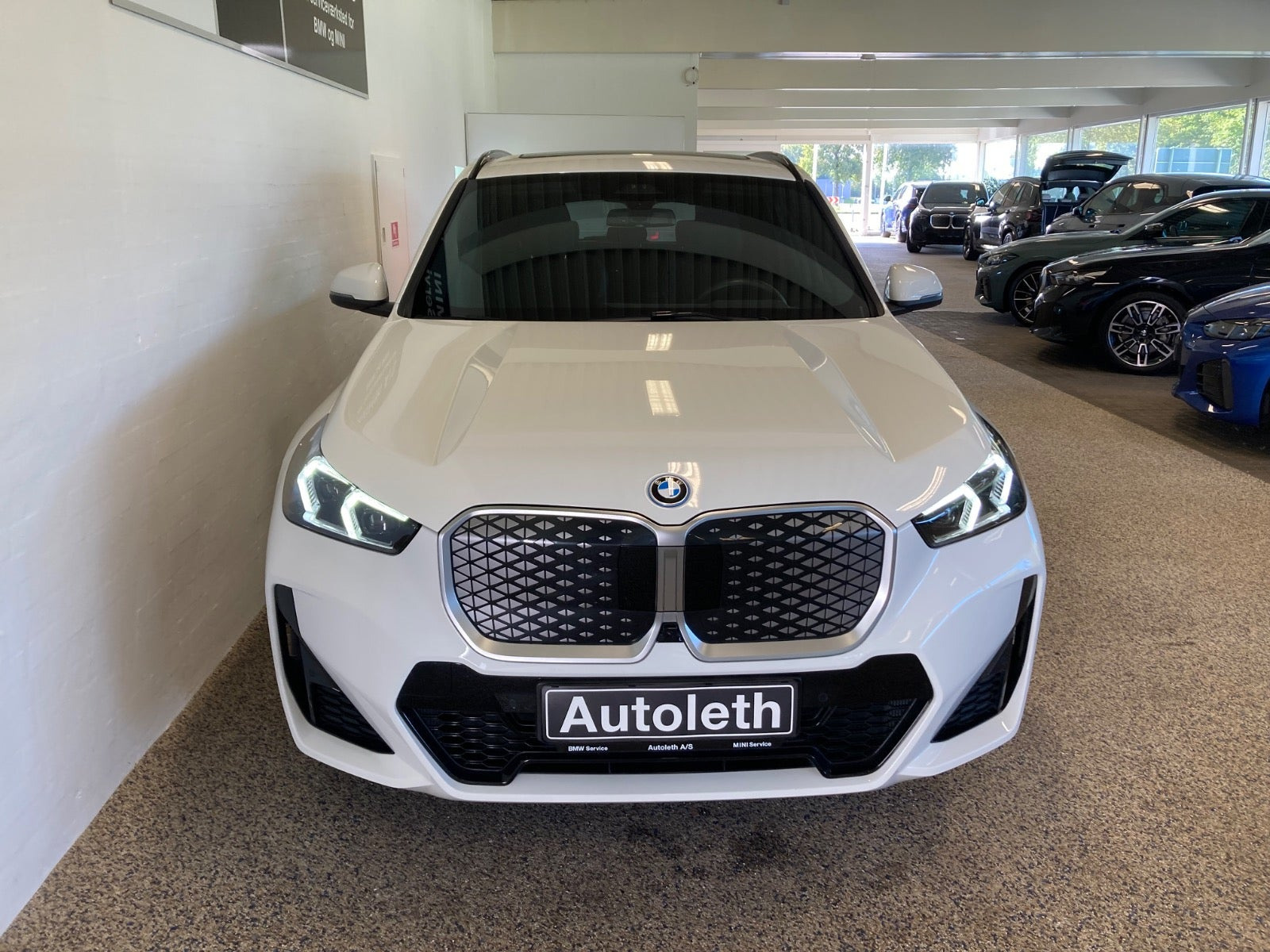Hvid BMW iX1 fra 2025