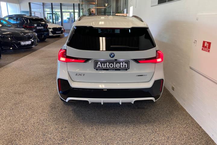 Hvid BMW iX1 fra 2025