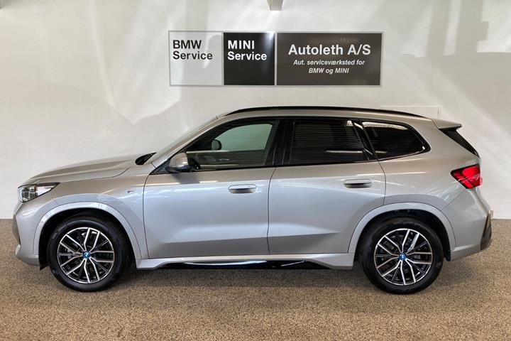 Sølv BMW iX1 fra 2025