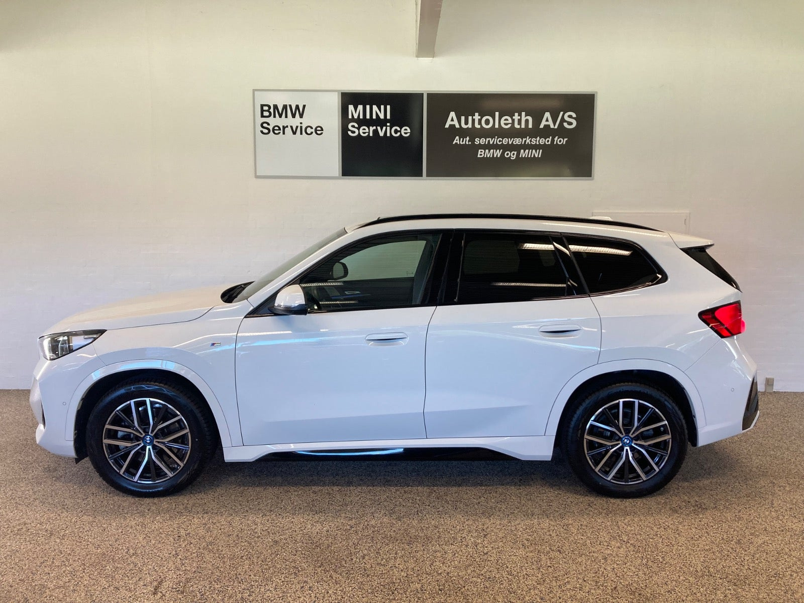 Hvid BMW iX1 fra 2025
