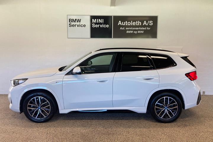 Hvid BMW iX1 fra 2025