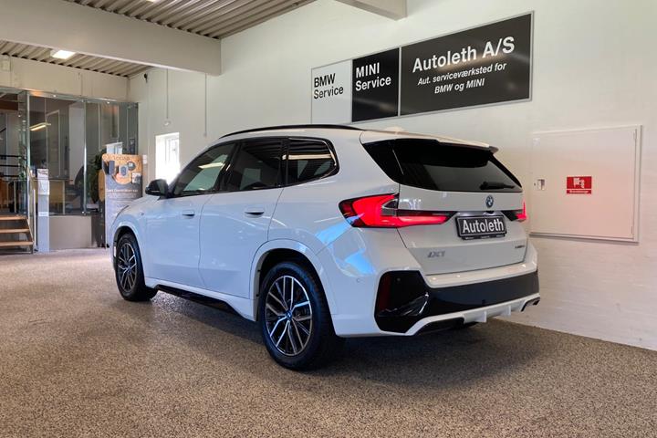 Hvid BMW iX1 fra 2025