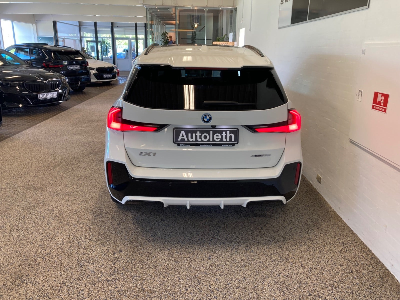 Hvid BMW iX1 fra 2025