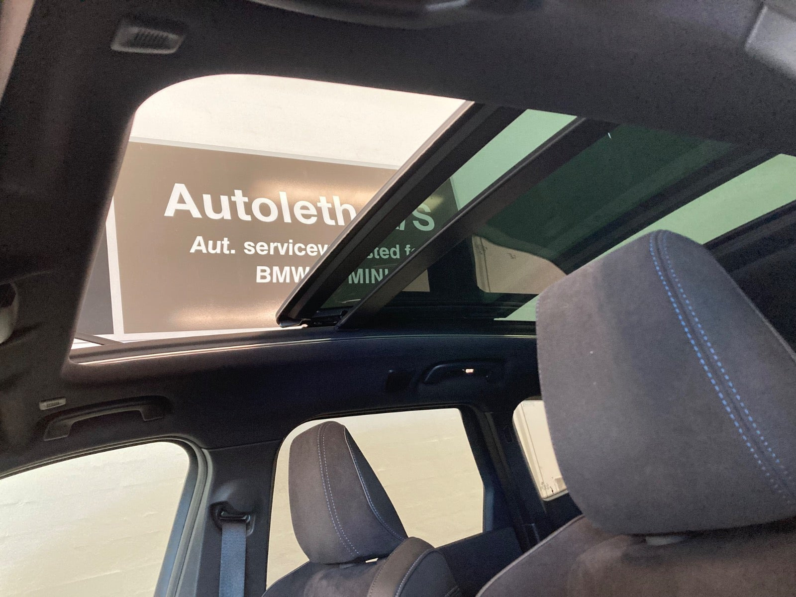 Hvid BMW iX1 fra 2025