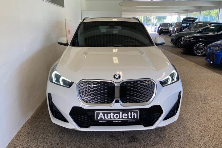 Hvid BMW iX1 fra 2025