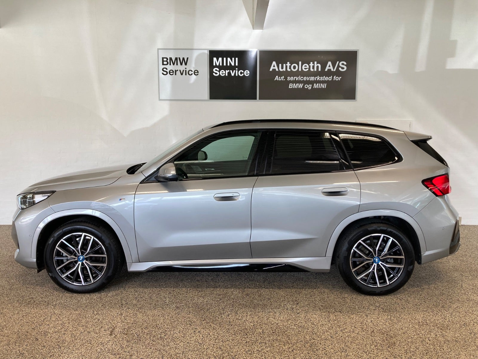 Sølv BMW iX1 fra 2025