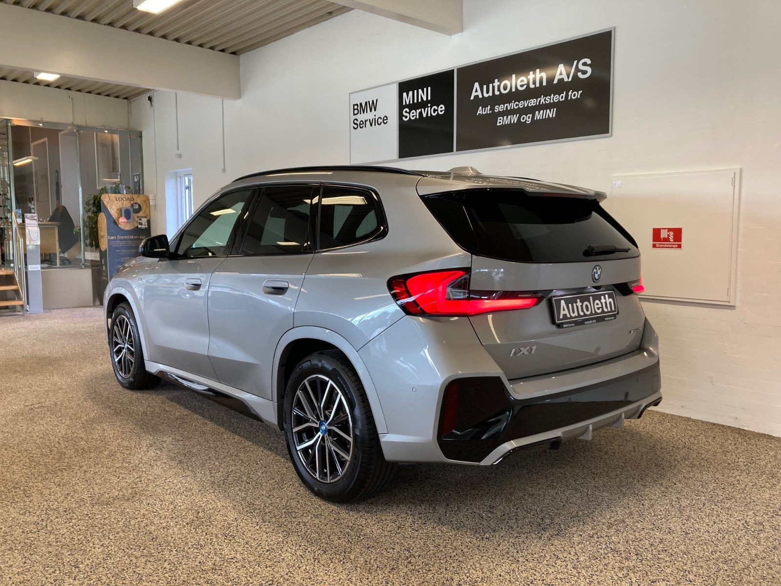 Sølv BMW iX1 fra 2025
