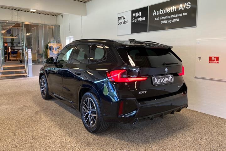 Sort BMW iX1 fra 2025