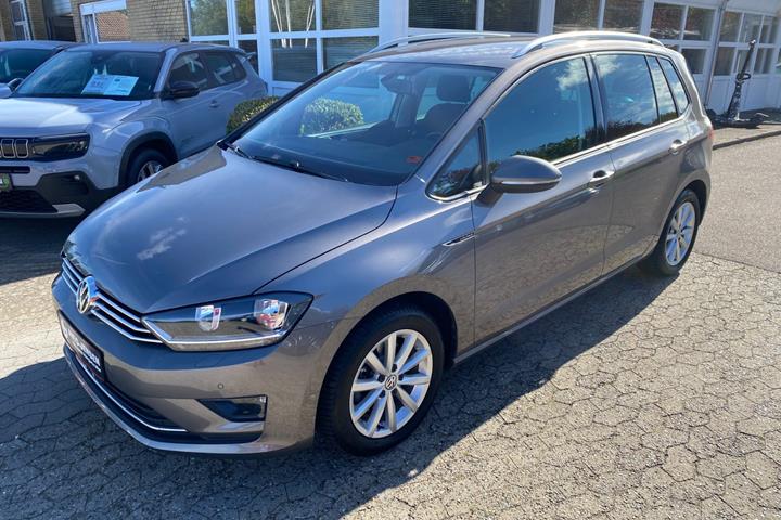 Grå VW Golf Sportsvan fra 2015 set udefra
