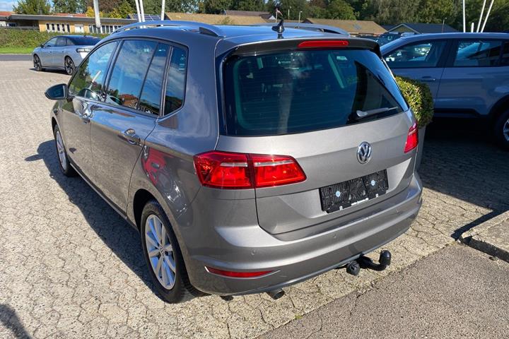 Grå VW Golf Sportsvan fra 2015