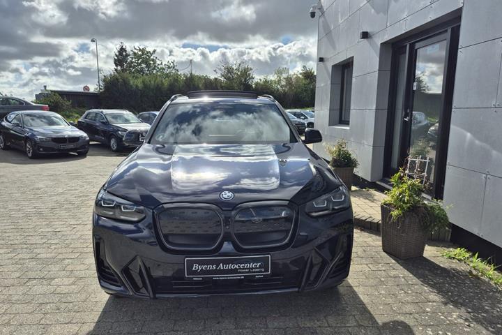 Blå BMW iX3 fra 2022