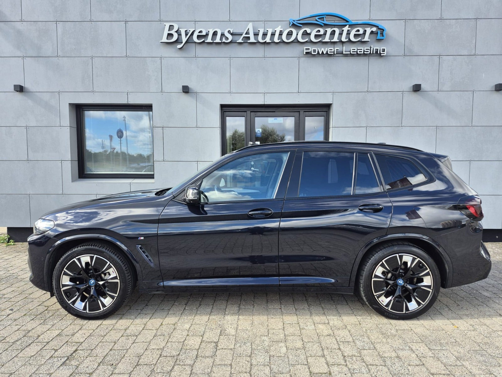 Blå BMW iX3 fra 2022