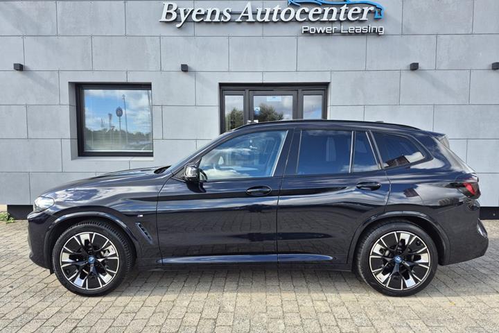 Blå BMW iX3 fra 2022