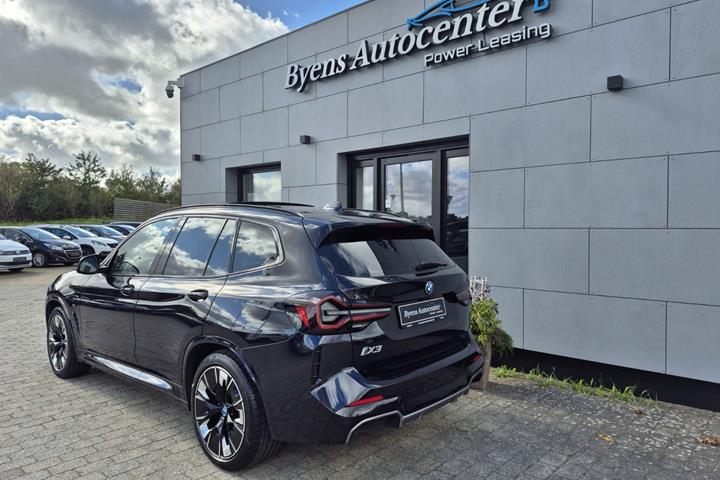 Blå BMW iX3 fra 2022