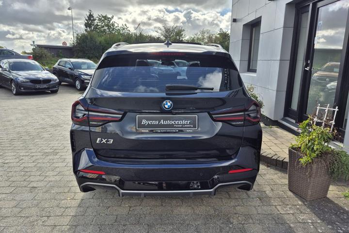 Blå BMW iX3 fra 2022