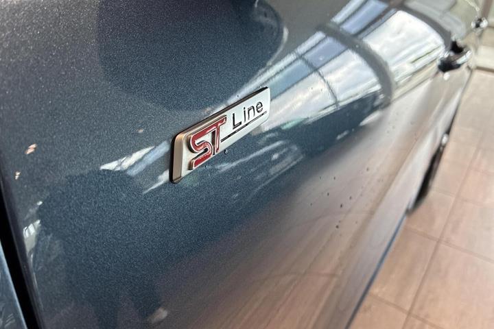 Blå Ford Kuga fra 2020