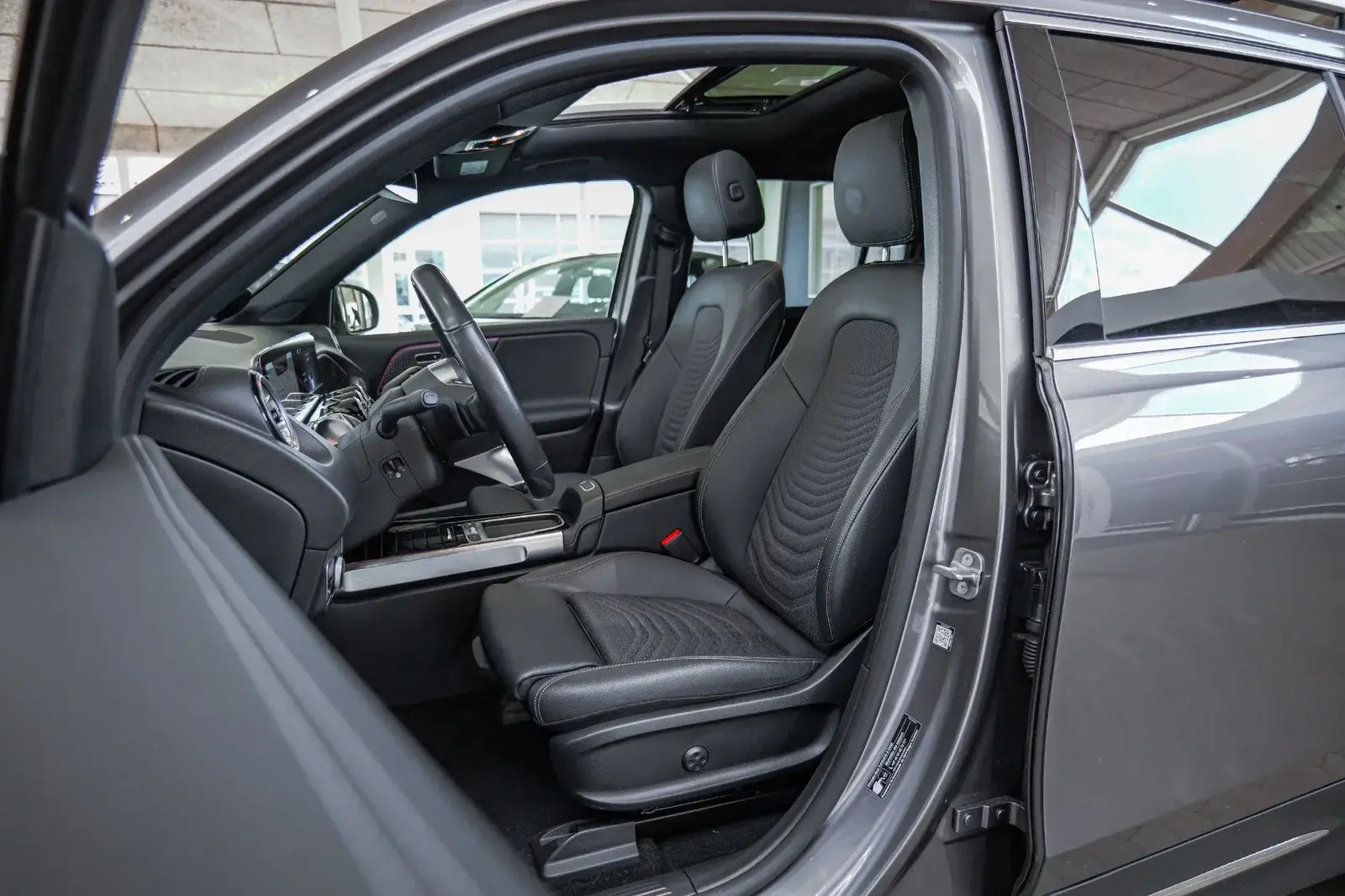 Grå Mercedes EQB250+ fra 2024