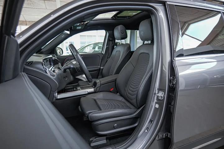 Grå Mercedes EQB250+ fra 2024