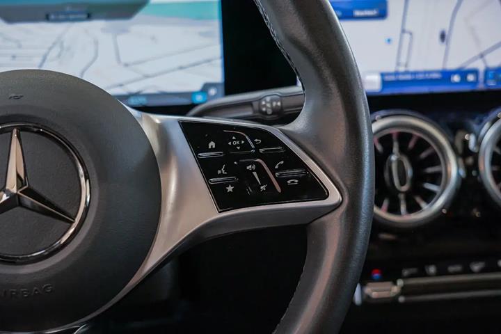 Grå Mercedes EQB250+ fra 2024