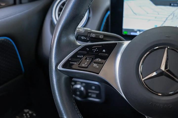 Grå Mercedes EQB250+ fra 2024