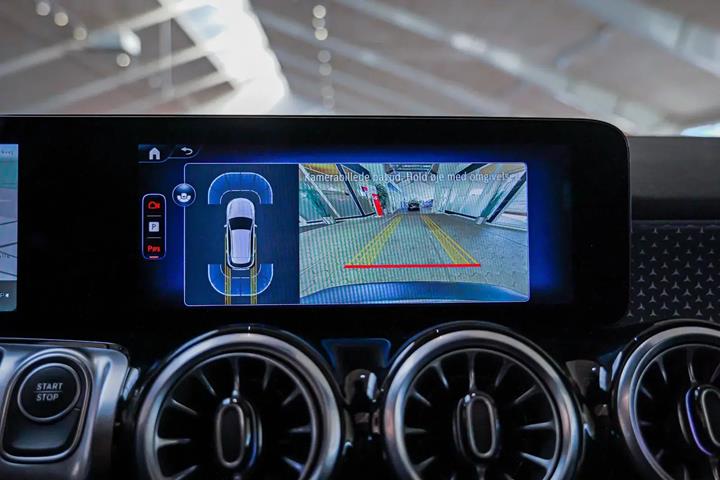 Grå Mercedes EQB250+ fra 2024