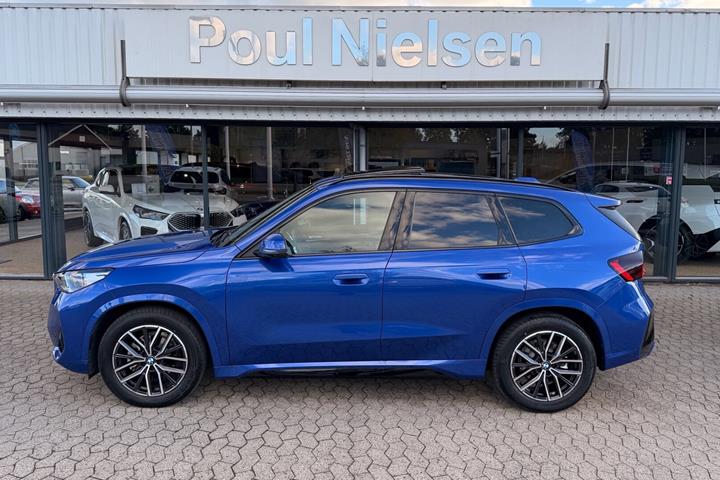 Blå BMW iX1 fra 2026