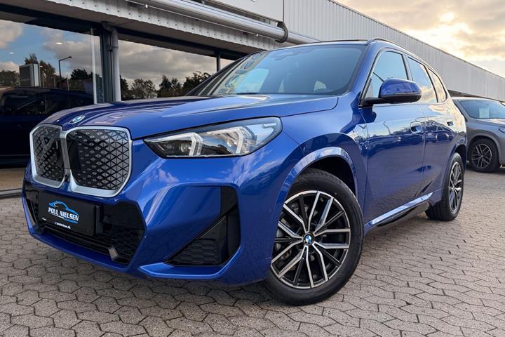 Blå BMW iX1 fra 2026