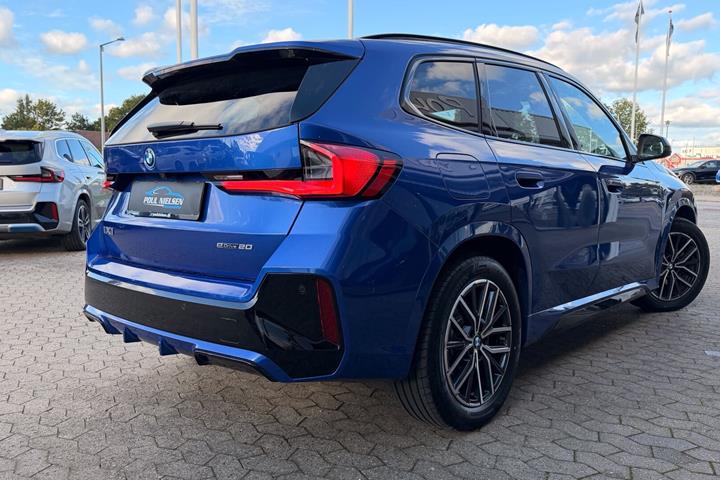 Blå BMW iX1 fra 2026