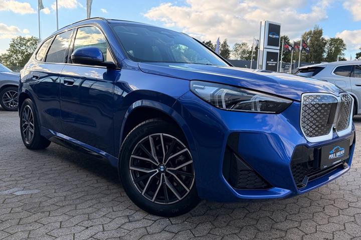 Blå BMW iX1 fra 2026