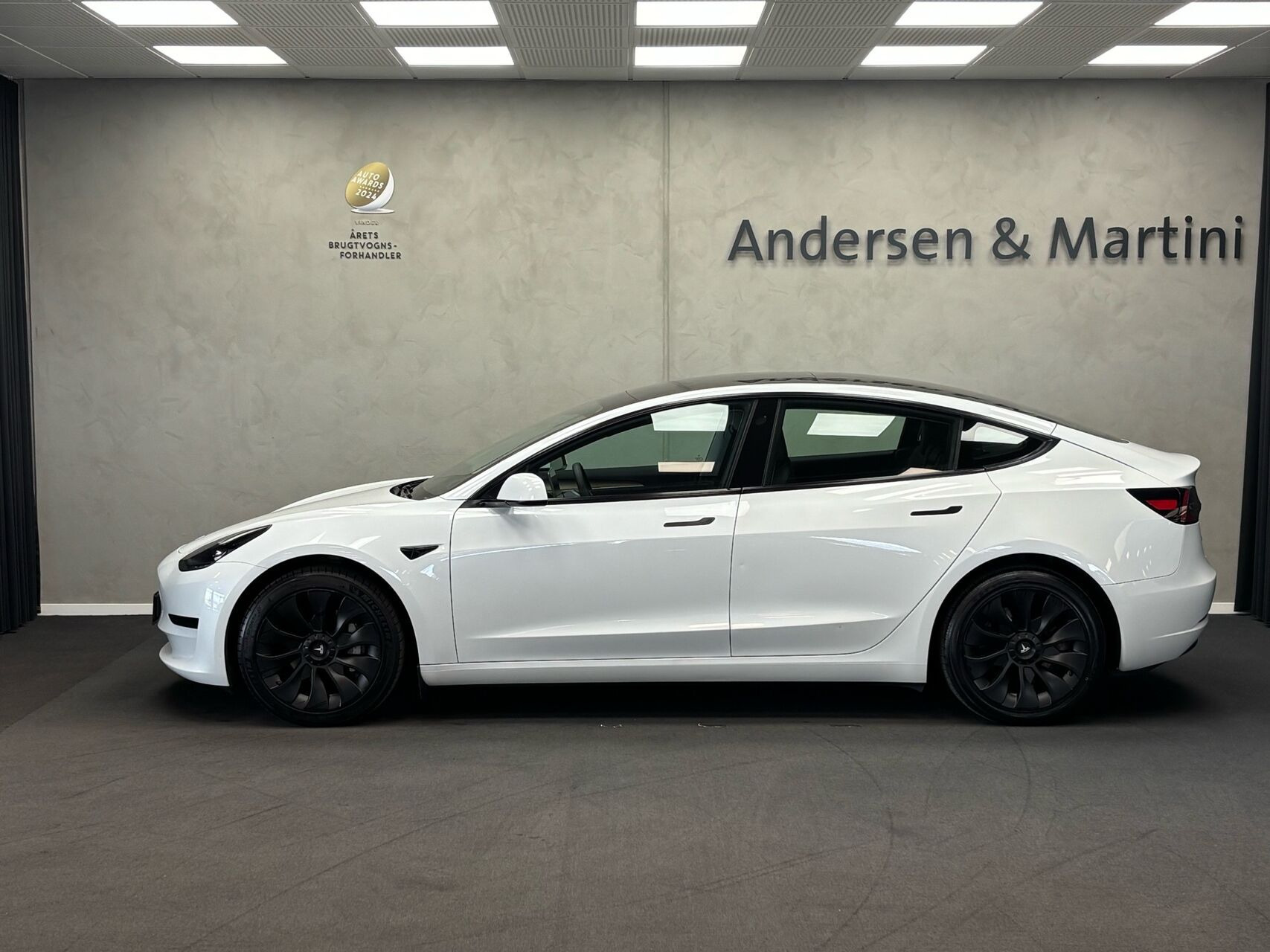 Hvid Tesla Model 3 fra 2022
