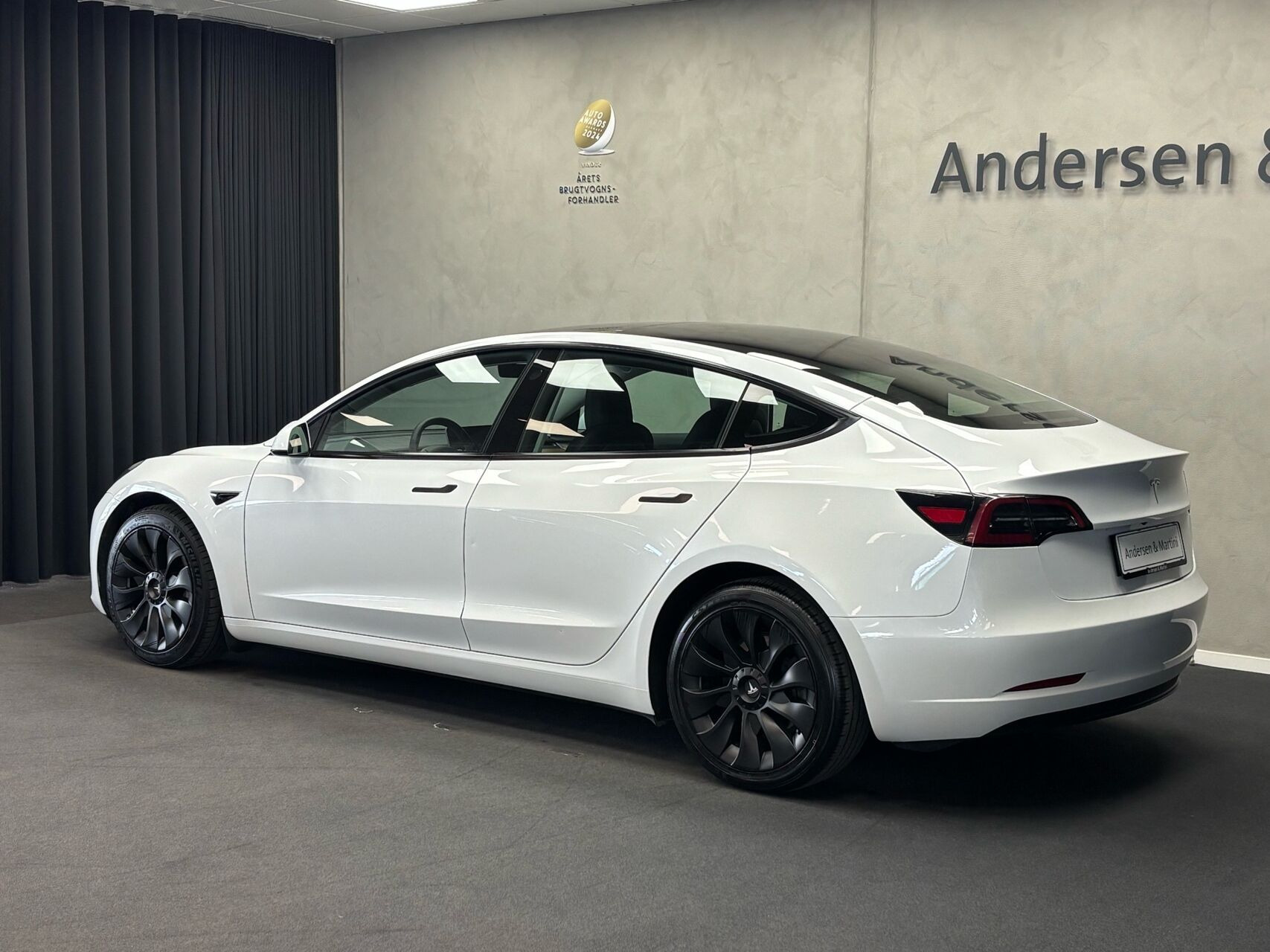 Hvid Tesla Model 3 fra 2022