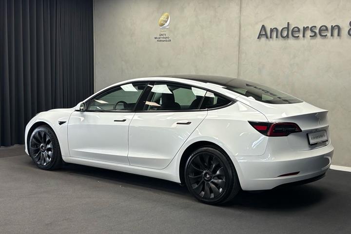 Hvid Tesla Model 3 fra 2022