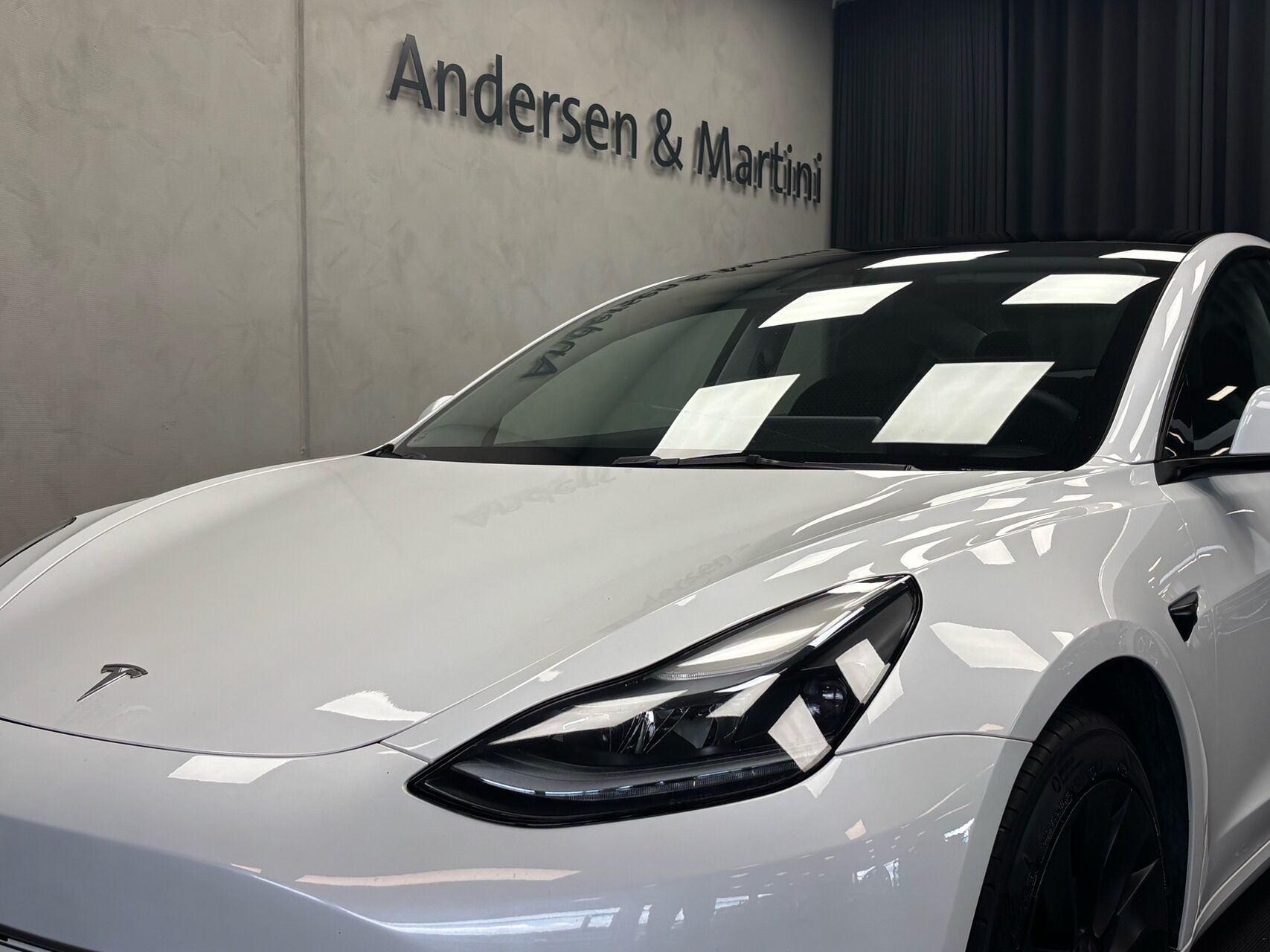 Hvid Tesla Model 3 fra 2022