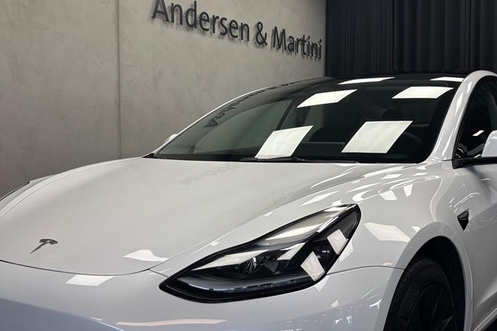 Hvid Tesla Model 3 fra 2022