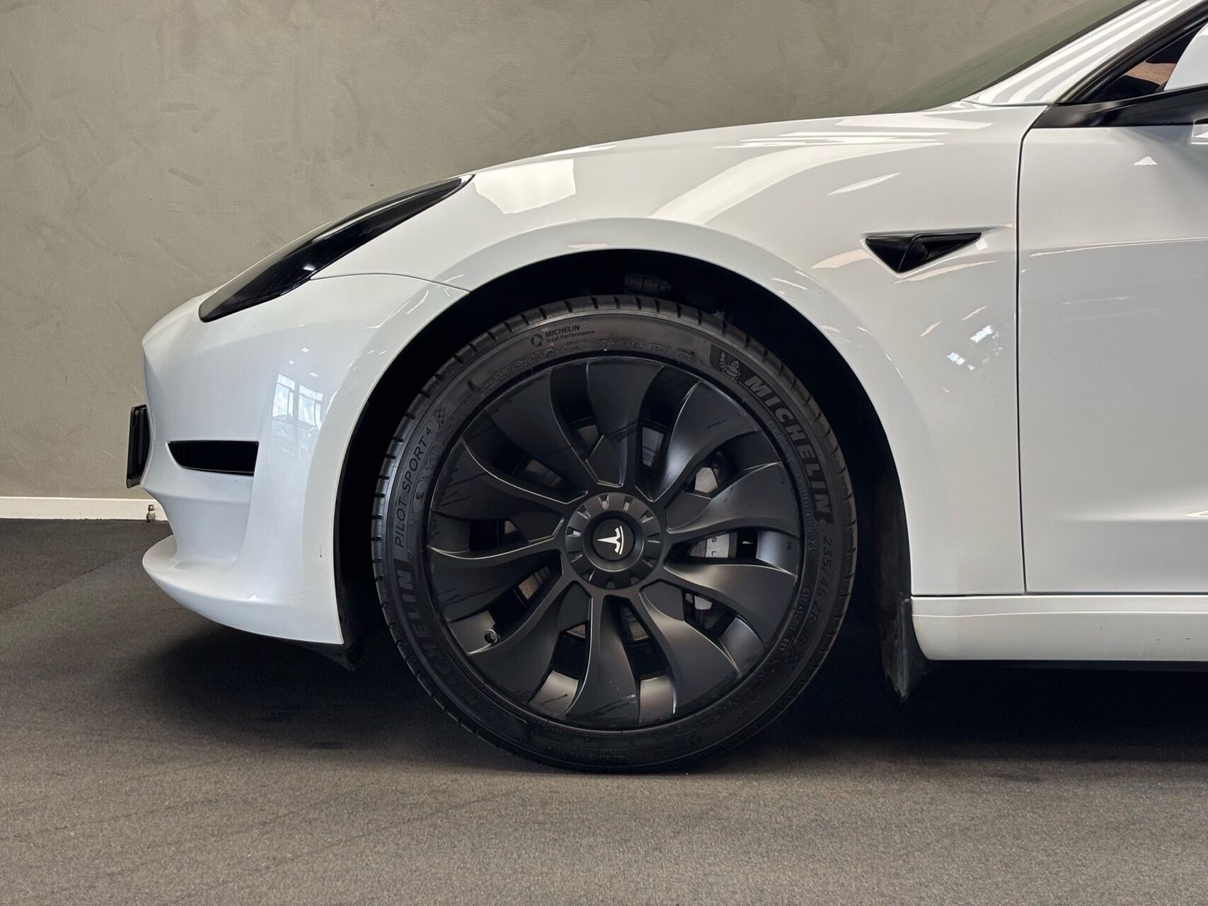 Hvid Tesla Model 3 fra 2022