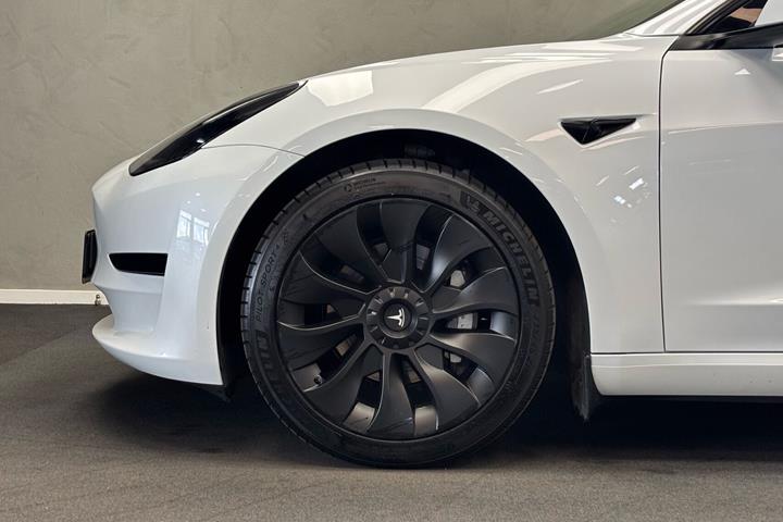 Hvid Tesla Model 3 fra 2022