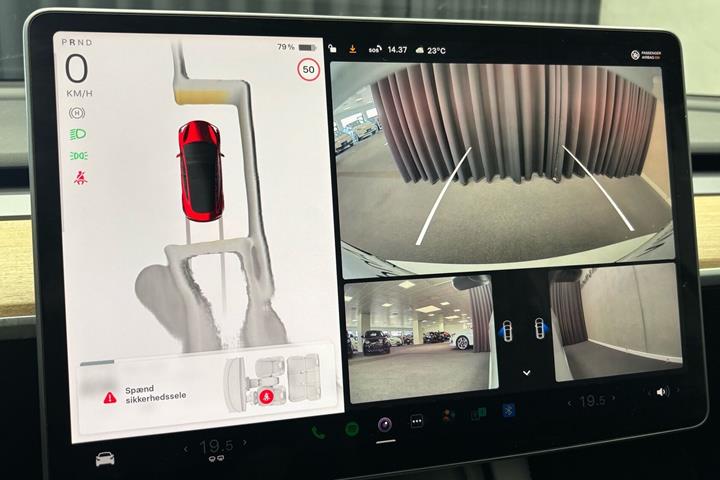 Hvid Tesla Model 3 fra 2022