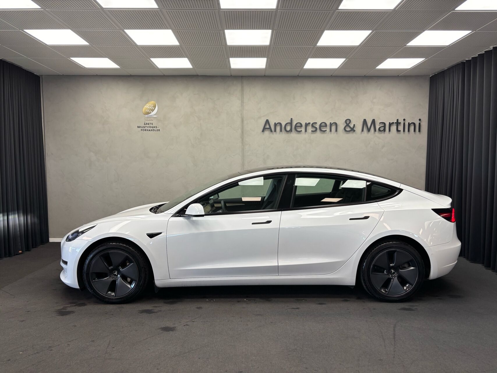 Hvid Tesla Model 3 fra 2021