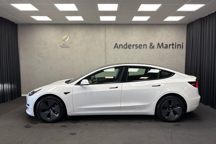 Hvid Tesla Model 3 fra 2021