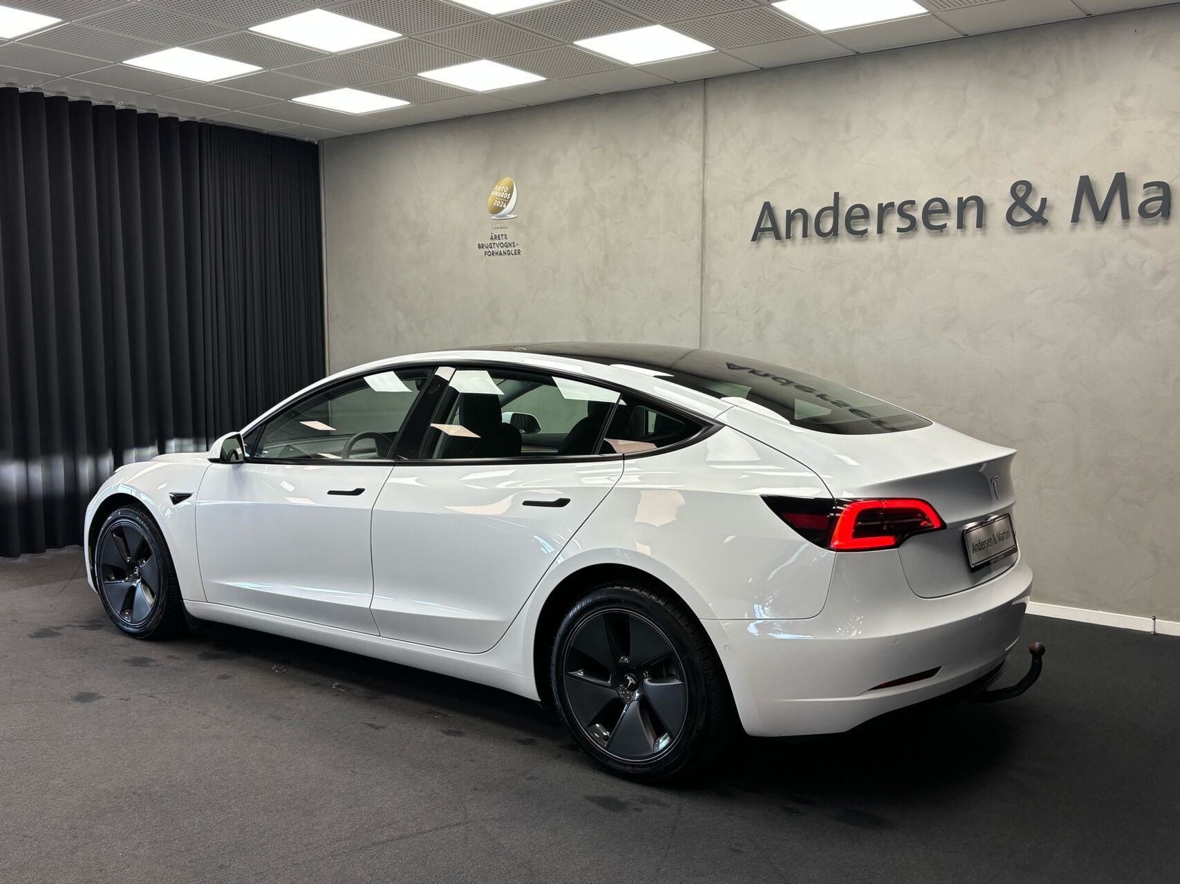 Hvid Tesla Model 3 fra 2021